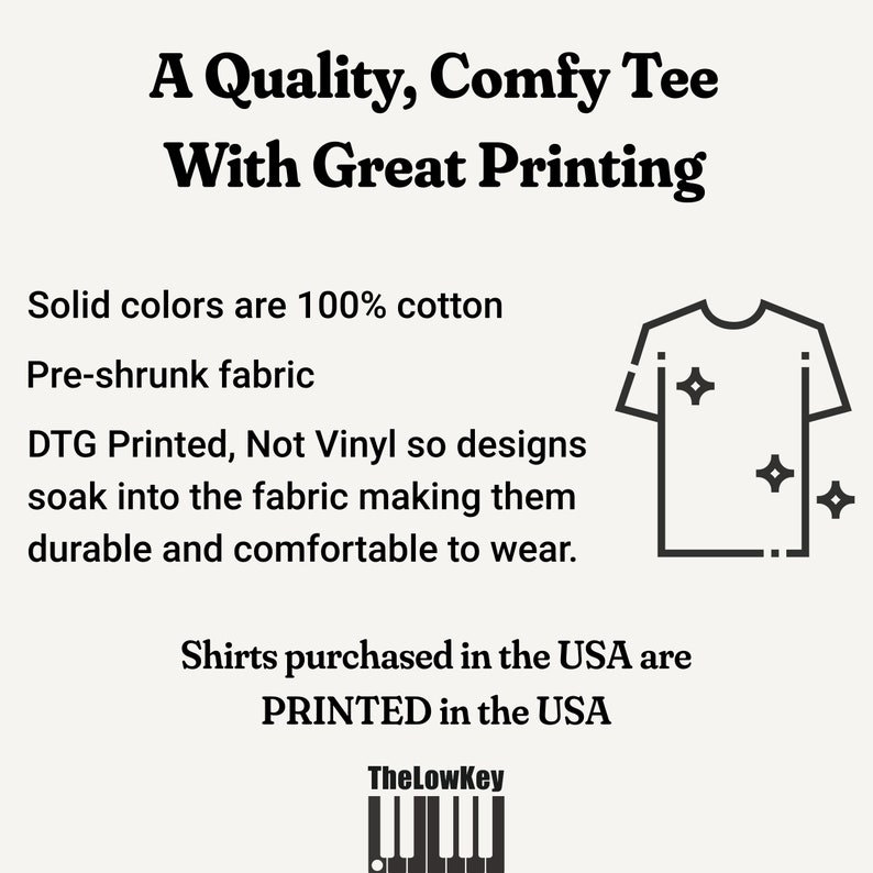 K&ouml;nnte beinhalten: Eine Schwarzwei&szlig;illustration eines T-Shirts mit dem Text "A Quality, Comfy Tee With Great Printing". Der Text unter der Illustration lautet "Solid colors are 100% cotton, Pre-shrunk fabric, DTG Printed, Not Vinyl so designs soak into the fabric making them durable and comfortable to wear. Shirts purchased in the USA are PRINTED in the USA. TheLowKey".