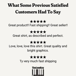 K&ouml;nnte beinhalten: Ein Schwarzwei&szlig;bild mit dem Text "What Some Previous Satisfied Customers Had To Say" und vier F&uuml;nf-Sterne-Bewertungen mit Kundenrezensionen. Die Rezensionen lauten: "Great product!! Fast shipping!! Great seller!!", "Great shirt, as described and perfect.", "Love, love, love this shirt. Great quality and bright graphics.", und "Ty very much fast shipping". Das Bild enth&auml;lt auch ein Schwarzwei&szlig;bild einer Tastatur mit dem Text "TheLowKey" dar&uuml;ber.