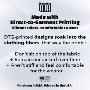 Peut inclure: Tissu blanc avec du texte noir qui dit "Fabriqu&eacute; avec l'impression directe sur v&ecirc;tement Couleurs vibrantes, confortable &agrave; porter Les motifs imprim&eacute;s DTG s'impr&egrave;gnent dans les fibres du v&ecirc;tement, de sorte que les impressions : + Ne se d&eacute;posent pas sur le tissu + Restent intactes dans le temps + Ne sont pas rigides et sont confortables &agrave; porter. Achetez aux &Eacute;tats-Unis, imprim&eacute; aux &Eacute;tats-Unis."