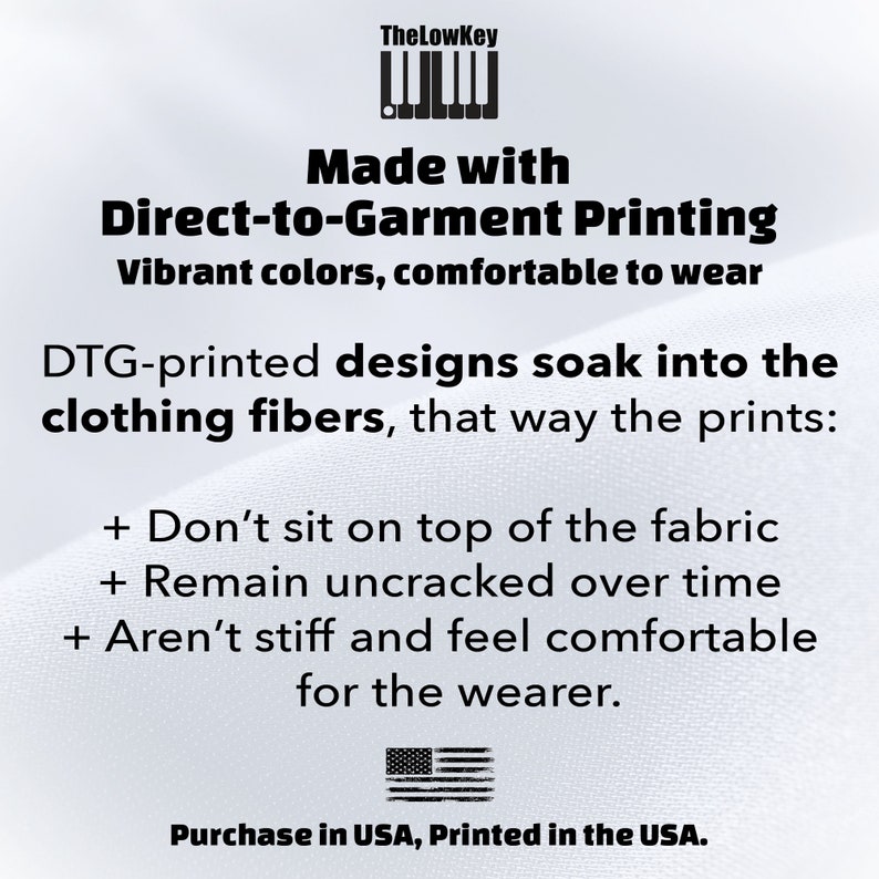 Peut inclure: Tissu blanc avec du texte noir qui dit "Fabriqu&eacute; avec l'impression directe sur v&ecirc;tement Couleurs vibrantes, confortable &agrave; porter Les motifs imprim&eacute;s DTG s'impr&egrave;gnent dans les fibres du v&ecirc;tement, de sorte que les impressions : + Ne se d&eacute;posent pas sur le tissu + Restent intactes dans le temps + Ne sont pas rigides et sont confortables &agrave; porter. Achetez aux &Eacute;tats-Unis, imprim&eacute; aux &Eacute;tats-Unis."