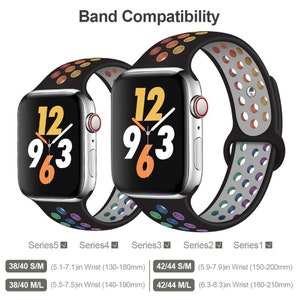 Op de afbeelding: Twee Apple Watch banden met een regenboog- en grijs kleurenschema. De banden zijn compatibel met Apple Watch Series 1-5. De tekst op de afbeelding luidt "Bandcompatibiliteit", "Series 5", "Series 4", "Series 3", "Series 2", "Series 1", "38/40 S/M (5,1-7,1) inch pols (130-180 mm)", "38/40 M/L (5,5-7,5) inch pols (140-190 mm)", "42/44 S/M (5,9-7,9) inch pols (150-200 mm)" en "42/44 M/L (6,3-8,3) inch pols (160-210 mm)".
