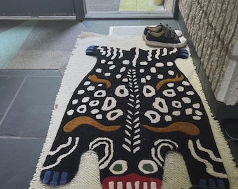 Hand-Tufted Wool Tiger Rug – Monochrome Animal Shaped Area Carpet