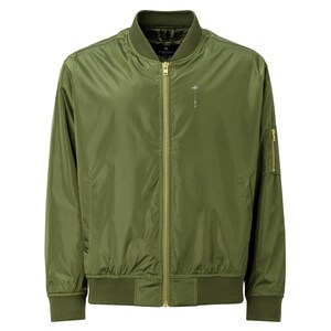 Peut inclure: Veste de bombardier vert olive avec fermeture éclair dorée et petit motif brodé sur la poitrine. La veste a un col, des poignets et un ourlet côtelés. Une petite poche zippée est sur la manche gauche.