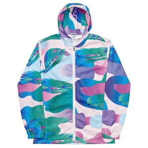 Può includere: Giacca a vento con cappuccio e fantasia astratta colorata. La giacca presenta una cerniera bianca e un design di forme blu, verdi, viola e rosa. Ha un cordoncino in vita e polsini elasticizzati.