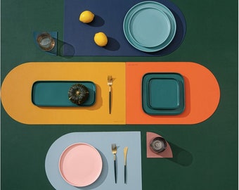 Puede incluir: Conjunto de cuatro manteles individuales coloridos con diferentes formas y diseños. Cada mantel individual presenta un patrón único e incluye un plato o tazón pequeño. Los manteles individuales son perfectos para agregar un toque de estilo a cualquier mesa de comedor.