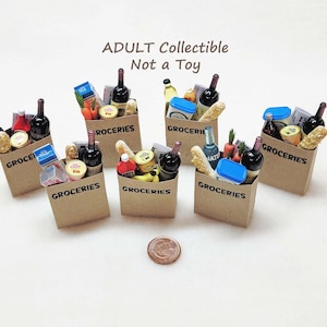 Puede incluir: Seis bolsas de papel marrón en miniatura etiquetadas como GROCERIES, llenas de diminutos alimentos como botellas de vino, pan y cartones. El texto ADULT Collectible Not a Toy aparece sobre las bolsas y una moneda de cobre en el frente.