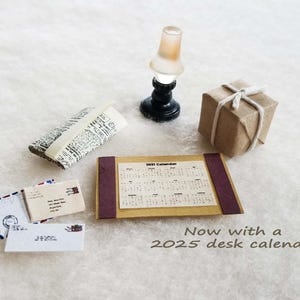 Juego de correo en miniatura, cartas, paquetes, periódicos, papel secante de escritorio con calendario y lámpara, MM108