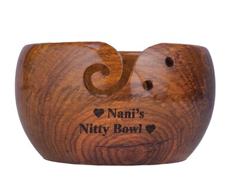 Peut inclure: Un bol à laine en bois avec un cœur et le texte "Nani's Nitty Bowl" gravé sur le côté. Le bol a un motif en spirale sculpté pour tenir la laine.