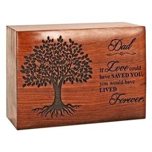 Peut inclure: Une urne funéraire rectangulaire en bois avec une finition brun foncé. L'avant présente un arbre gravé au laser avec des racines et des feuilles visibles. À droite, le texte indique : Dad, If Love could have SAVED YOU, you would have LIVED Forever.