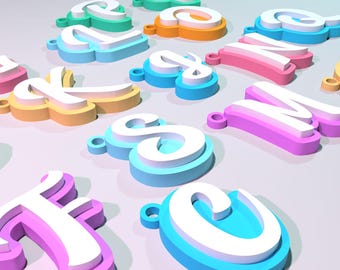 以下が含まれることがあります： 遊び心のあるフォントで書かれたカラフルな3Dプラスチックレターのセット。レターは重ねられており、白いアウトラインがあります。レターはランダムな順序で配置されています。