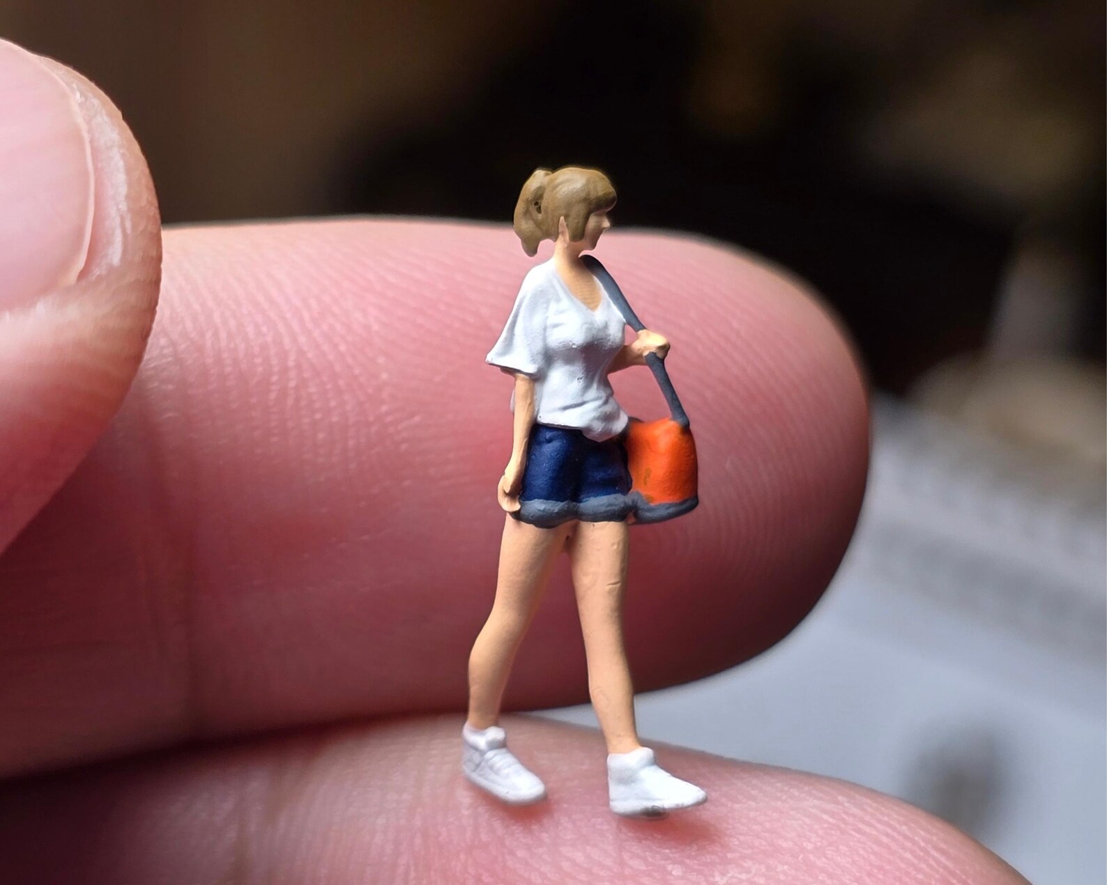 Female Tourist With Suitcase Figure Scale H0 1:87 for Photographing ...