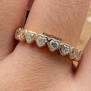 Aliança de casamento completa com engaste de diamantes e símbolo do amor, aliança de casamento de moissanita com corte em forma de coração de 3,50 mm, aliança de ouro amarelo 18K, aliança empilhável