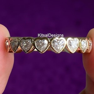 Aliança de moissanita incolor com corte em coração de 3 mm, aliança clássica para a eternidade com diamantes, aliança empilhável em ouro amarelo 18K, aliança de casamento deslumbrante
