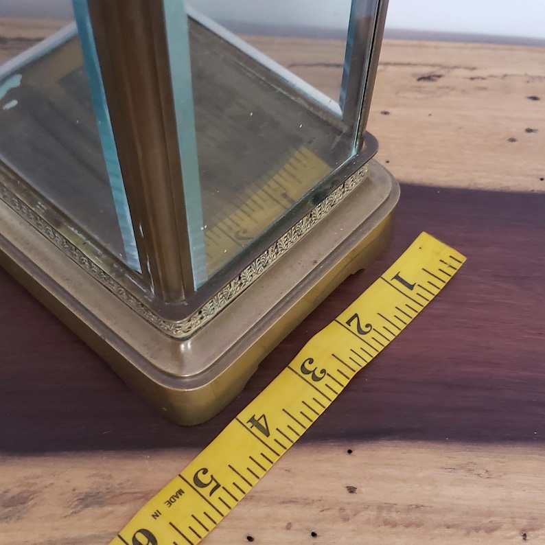 K&ouml;nnte beinhalten: Eine Vitrine aus Messing und Glas mit einem dekorativen Rand. Die Vitrine ist etwa 7,6 cm hoch.
