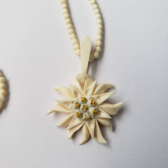 Vintage Necklace Carved Flower Rare Antique Colle… - image 5