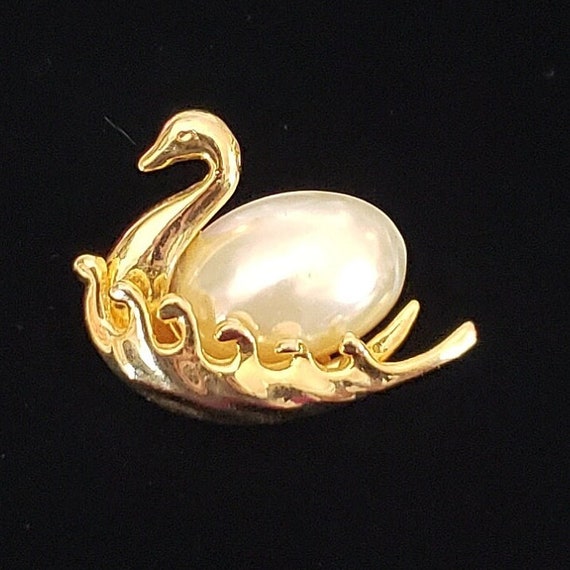 Vintage Brooch Swan in Water Gold Tone Retro Coll… - image 1