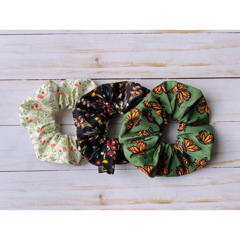 Butterfly Scrunchie/Spring Scrunchie/Floral Scrunchies/Spring Floral Scrunchies/Butterfly Scrunchies/Summer Scrunchie afbeelding 1