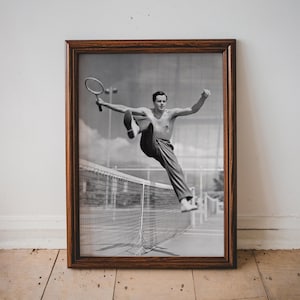 Skok przez siatkę tenisową, zdjęcie tenisowe w stylu vintage, zdjęcie sportowe w stylu vintage, prezent dla miłośnika sportu, wystrój sklepu profesjonalnego, stary wydruk zdjęcia, bez ramki