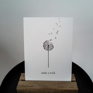 Postal “Pide un deseo”: Tarjeta en blanco y negro con diente de león para deseos, ánimo, cumpleaños o simplemente porque sí.