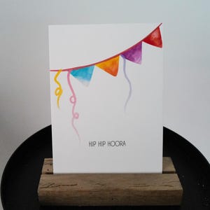 Postal feliz “Hip Hip Hoora”: tarjeta de cumpleaños colorida con guirnalda para felicitaciones y ocasiones felices | Cumpleaños | Celebrar