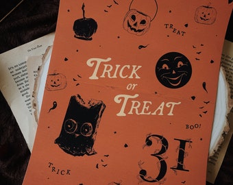 Puede incluir: Una impresión rectangular naranja con el texto Trick or Treat y 31 en una fuente decorativa. El diseño incluye ilustraciones negras de una calabaza de Halloween, una luna sonriente, un fantasma, una manzana de caramelo y pequeños murciélagos.
