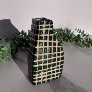 Keramisk vas, Chesterformad, blomstermönster, botanisk, växt, keramik, behållare, eklektisk, heminredning, grön färg, blomma, gjord på platta, linje