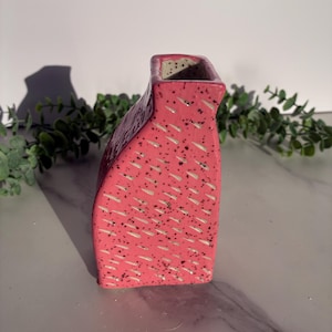 Keramisk vas, Chesterformad, blomstermönster, botanisk, keramik, behållare, eklektisk, heminredning, rosa färg, korall, blomma, gjord på platta, linje