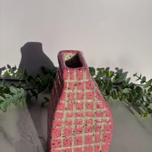 Keramisk vas, Chesterformad, blomstermönster, botanisk, keramik, behållare, eklektisk, heminredning, rosa färg, korall, blomma, gjord på platta, linje