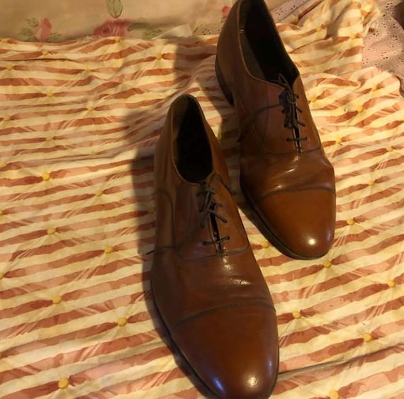 Vintage Florsheim Men display picture 3