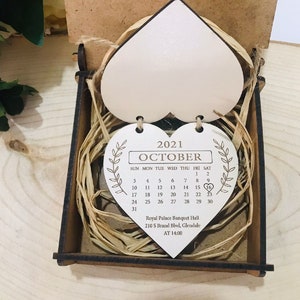 Invito a nozze in legno, calendario salva data, invito tagliato al laser, calendario inviti, ornamento per damigella d'onore, invito naturale