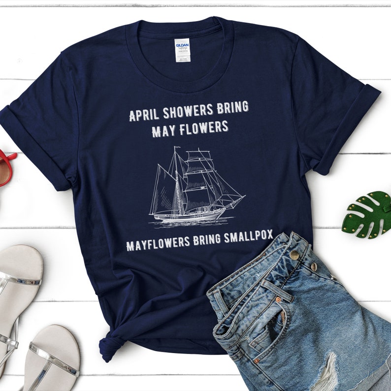 K&ouml;nnte beinhalten: Ein marineblaues T-Shirt mit wei&szlig;em Text, der "April showers bring May flowers. Mayflowers bring smallpox." lautet. In der Mitte des Shirts befindet sich eine Zeichnung eines Schiffes.