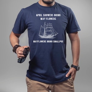 K&ouml;nnte beinhalten: Ein marineblaues T-Shirt mit einer wei&szlig;en Grafik eines Schiffes und dem Text "April showers bring May flowers. Mayflowers bring smallpox."