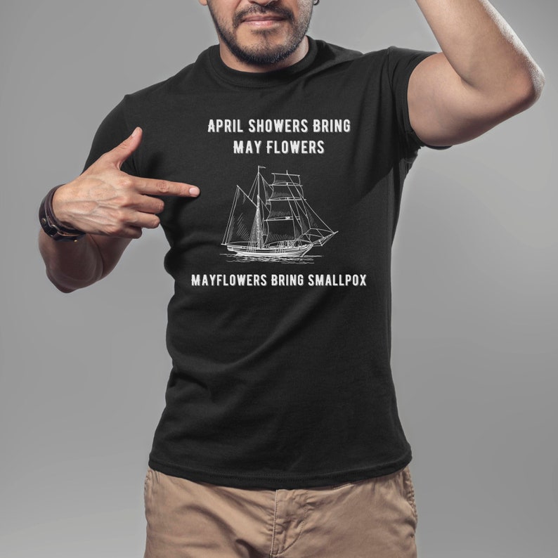 K&ouml;nnte beinhalten: Schwarzes T-Shirt mit wei&szlig;em Text, der "April showers bring May flowers. Mayflowers bring smallpox." lautet, und einer Zeichnung eines Schiffes.
