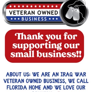 K&ouml;nnte beinhalten: Ein rotes und wei&szlig;es Schild mit dem Text "Veteran Owned Business" und einer Grafik von zwei Milit&auml;rdogtags. Unter dem Schild befindet sich ein rotes Rechteck mit dem Text "Vielen Dank f&uuml;r die Unterst&uuml;tzung unseres kleinen Unternehmens!" und darunter der Text "&Uuml;ber uns: Wir sind ein Veteranenunternehmen aus dem Irak-Krieg, wir nennen Florida unser Zuhause und wir lieben unser Land" mit einer kleinen Grafik der amerikanischen Flagge.