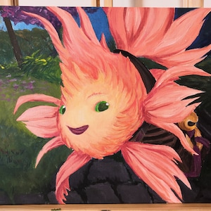 Op de afbeelding: Een schilderij van een roze en oranje visachtig wezen met een glimlachend gezicht en groene ogen. Het wezen is omringd door groen gebladerte en een donkerblauwe achtergrond.
