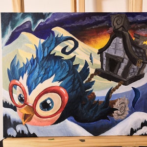 Op de afbeelding: Een blauwe vogel met rode bril trekt een klein stenen huis over een besneeuwd landschap. De vogel heeft grote, ronde ogen en een gele snavel. Het huis heeft een donkergrijs dak en een schoorsteen. De achtergrond is een donkerblauwe lucht met een gele zonsondergang.