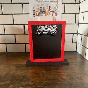 Tablica kredowa z burgerami dnia inspirowana burgerami Boba, czarna podstawa