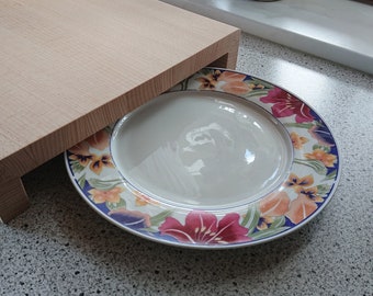 Cutting board with plate for catching