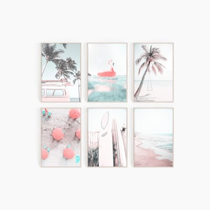 Puede incluir: Seis impresiones enmarcadas con temática de playa. Las impresiones presentan una gama de colores rosa y azul e incluyen imágenes de palmeras, un flotador rosa de flamenco, una furgoneta rosa, tablas de surf y una playa con un columpio.