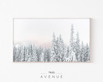 Könnte beinhalten: Eine verschneite Waldszene mit hohen immergrünen Bäumen, die mit weißem Schnee bedeckt sind. Der Himmel ist in sanftem Rosa und Weiß gehalten und erzeugt eine verträumte Winterlandschaft.