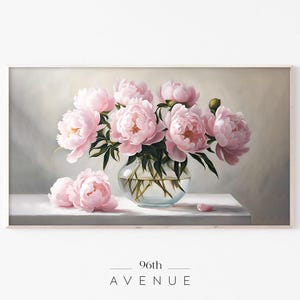 Könnte beinhalten: Ein Gemälde mit einem Strauß rosa Pfingstrosen in einer klaren Glasvase auf einem weißen Tisch. Der Hintergrund ist in einem sanften Grau gehalten.