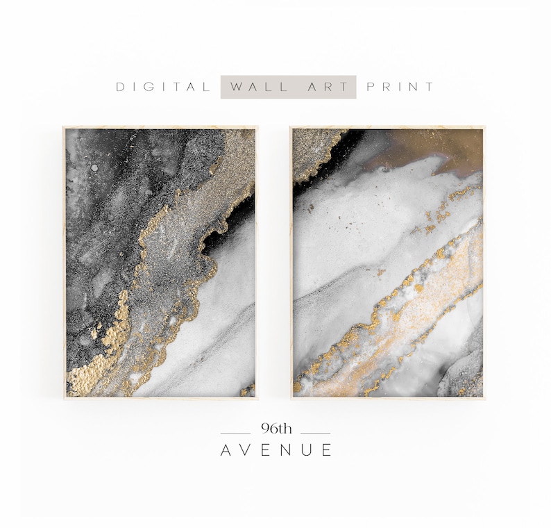 Puede incluir: Dos impresiones de arte abstracto con un esquema de color gris, blanco y dorado. Las impresiones est&aacute;n enmarcadas en un marco fino de madera clara. El texto "96th AVENUE" est&aacute; impreso debajo de las impresiones.