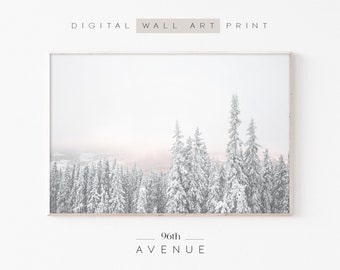 Könnte beinhalten: Ein digitaler Druck einer verschneiten Waldszene mit hohen Kiefern, die mit weißem Schnee bedeckt sind. Der Himmel ist hellblau mit einem Hauch von Rosa in der Ferne. Der Text "96th AVENUE" befindet sich am unteren Rand des Bildes.