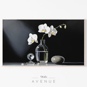 Peut inclure: Peinture de nature morte avec des orchidées blanches dans un vase en verre transparent, une petite sphère de verre et un objet en forme de pierre grise sur fond sombre. Le texte "96th AVENUE" est en bas.