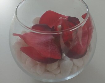 Vase en verre, avec des roses blanches et des roses rouges pour la décoration du salon, la décoration du bureau.