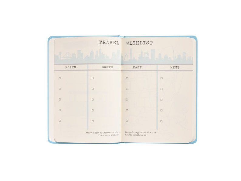 Puede incluir: Un diario de viaje azul con una lista de verificaci&oacute;n para lugares que visitar en diferentes regiones del mundo. El diario tiene un gr&aacute;fico de horizonte con las palabras "TRAVEL WISHLIST" en la parte superior.