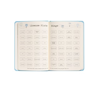Puede incluir: Una tarjeta de bingo de viaje de color azul y blanco con el t&iacute;tulo "License Plate Bingo". La tarjeta tiene una cuadr&iacute;cula de cuadrados con diferentes frases de placas de matr&iacute;cula como "The Sunshine State" e "I Brake For Animals".