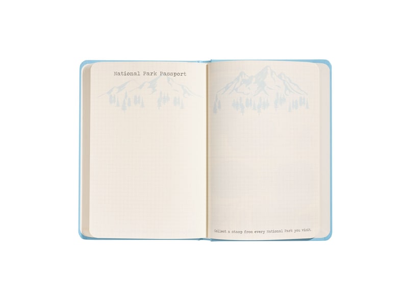 Puede incluir: Un libro azul de pasaporte del Parque Nacional con una ilustraci&oacute;n de una monta&ntilde;a y &aacute;rboles en la portada. El texto "National Park Passport" est&aacute; impreso en la portada. El texto "Collect a stamp from every National Park you visit." est&aacute; impreso en la parte inferior de la p&aacute;gina derecha.