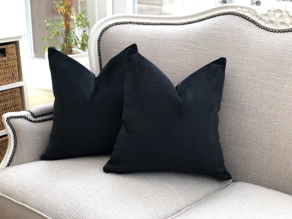 Black velvet cushions 2025