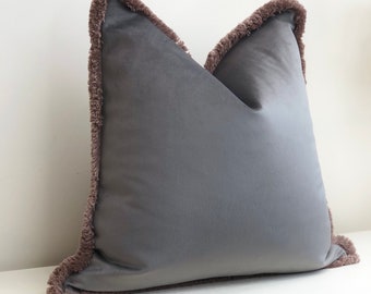 ARDOISE | Housse de coussin en velours gris avec bordure à franges beige taupe. Housses d'oreiller de luxe - décor moderne (plus de couleurs et de tailles de franges)